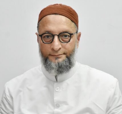 खून और क्रिकेट का जश्न साथ नहीं